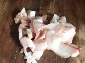 五花肉洗净切成薄片