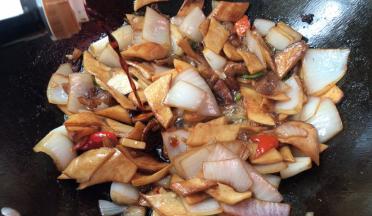 淋入生抽，拌匀即可