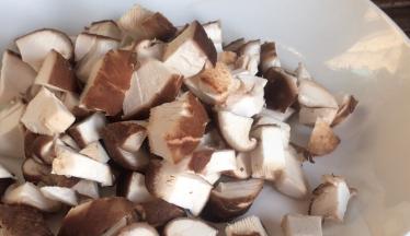 香菇洗净切碎备用