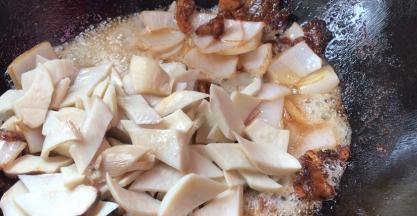 加入杏鲍菇翻炒均匀