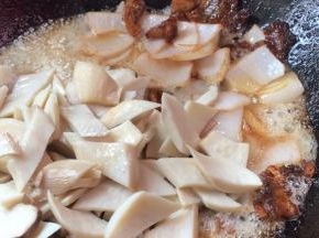 加入杏鲍菇翻炒均匀