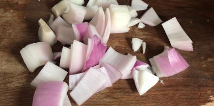 洋葱去皮，洗净切块