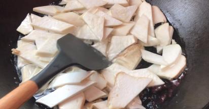 放入杏鲍菇煮断生