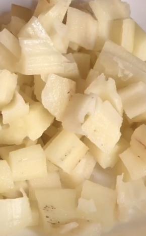 莲藕洗净后去皮，切成小丁