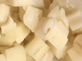 莲藕洗净后去皮，切成小丁