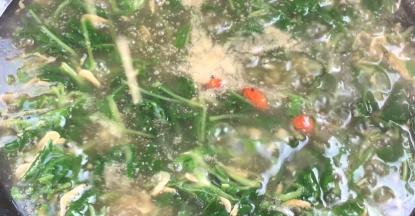 调入胡椒粉、味精，香油