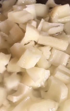 放入锅中煮熟，捞出放入冷开水中浸泡一会儿