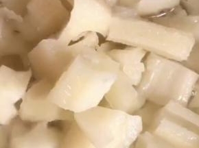 放入锅中煮熟，捞出放入冷开水中浸泡一会儿