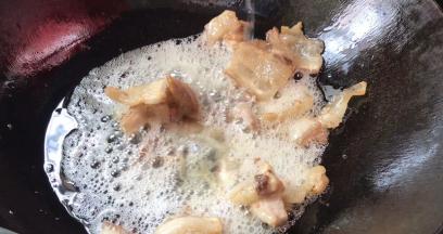 加入料酒和姜片爆香