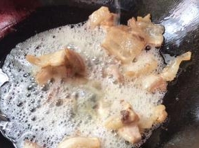 加入料酒和姜片爆香