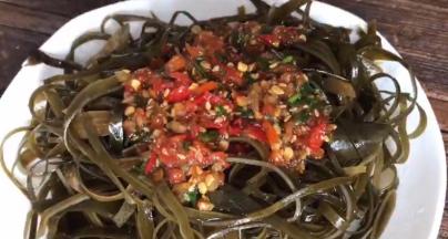 把调好的料汁倒在海带上面，即可