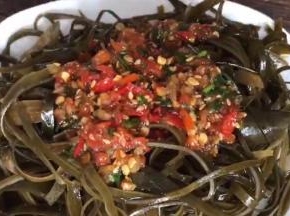 把调好的料汁倒在海带上面，即可