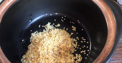 沥水后，放入沙锅中