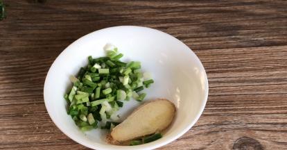 备好姜片、葱花