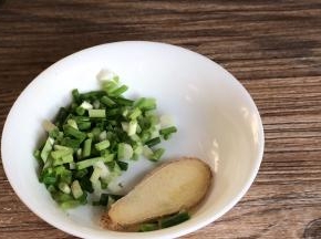 备好姜片、葱花