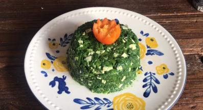 放一半在香干拌苕叶上，装饰一下即可