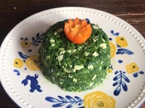放一半在香干拌苕叶上，装饰一下即可