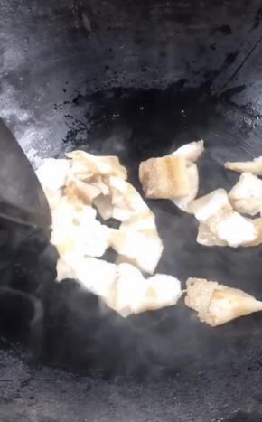 热锅放入腊肉，煎炒至出油