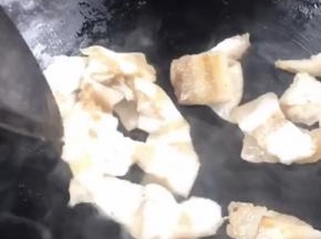 热锅放入腊肉，煎炒至出油