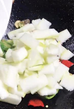 加入冬瓜，翻炒至变色