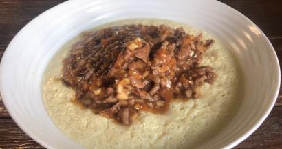 把炒好的肉末倒在鸡蛋上面