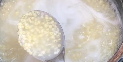 小米煮至浓稠粥状