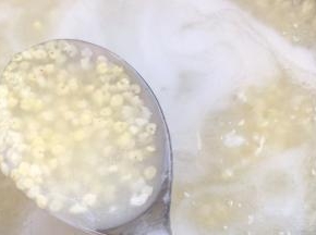 小米煮至浓稠粥状