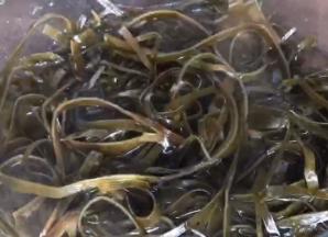 捞出放入凉开水中浸泡至凉
