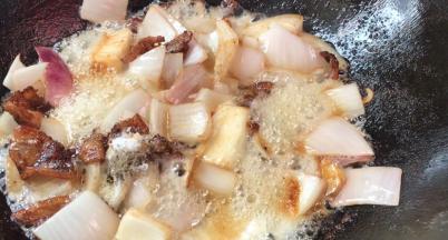 加入盐、胡椒粉翻炒均匀