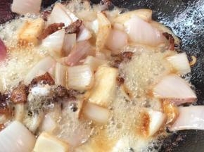加入盐、胡椒粉翻炒均匀