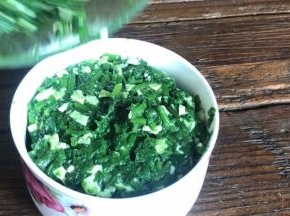 装入小碗中