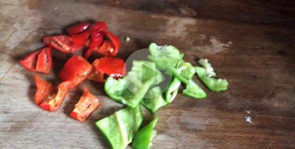 青红椒洗净去籽和蒂，切块备用