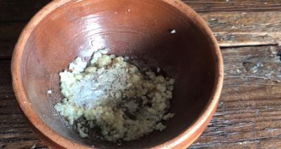 腌制好的蒜末中，加入胡椒粉、味精