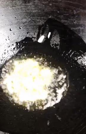 起锅热油，放入蒜末爆香