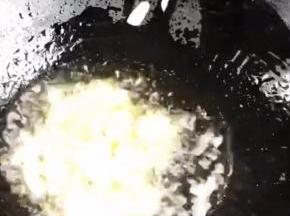 起锅热油，放入蒜末爆香