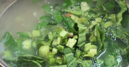 30分钟后，把皮蛋丁和蔬菜丁一同倒入粥锅中，拌匀煮沸