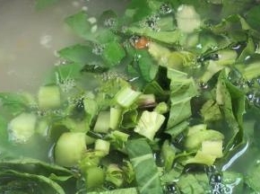 30分钟后，把皮蛋丁和蔬菜丁一同倒入粥锅中，拌匀煮沸