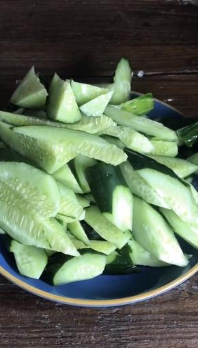 黄瓜洗净去蒂，切成滚刀块