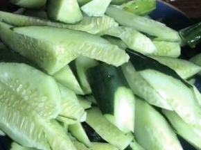 黄瓜洗净去蒂，切成滚刀块