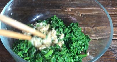 加入拌好的调料，充分拌匀