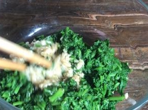 加入拌好的调料，充分拌匀