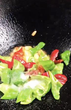 加入盐，翻炒均匀至入味