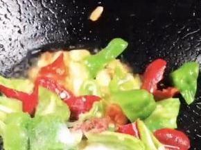 加入盐，翻炒均匀至入味