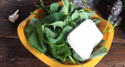 苕叶摘洗干净，香干洗净备用