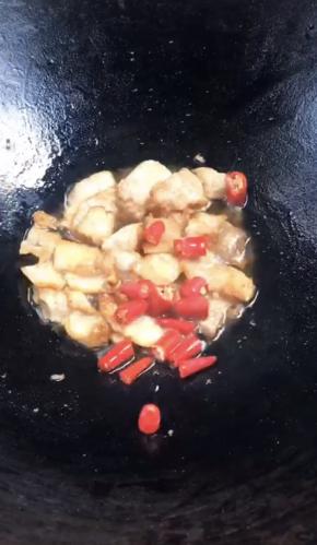 加入小米辣爆香