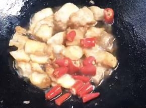 加入小米辣爆香