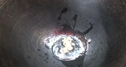 起锅热油，放入蒜末爆香，加入肉末炒断生