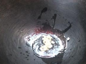 起锅热油，放入蒜末爆香，加入肉末炒断生