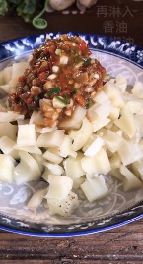 把拌好的料汁倒在藕丁上即可