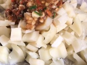 把拌好的料汁倒在藕丁上即可